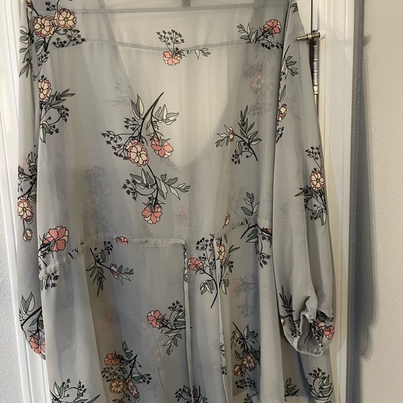 Torrid Size 3 sheer blouse. - Picture 2 of 6